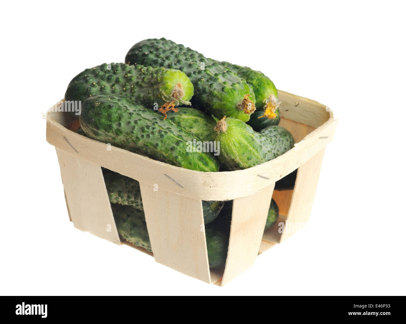 Pila di cetriolo in un cestello di impiallacciatura isolate su sfondo bianco Foto Stock