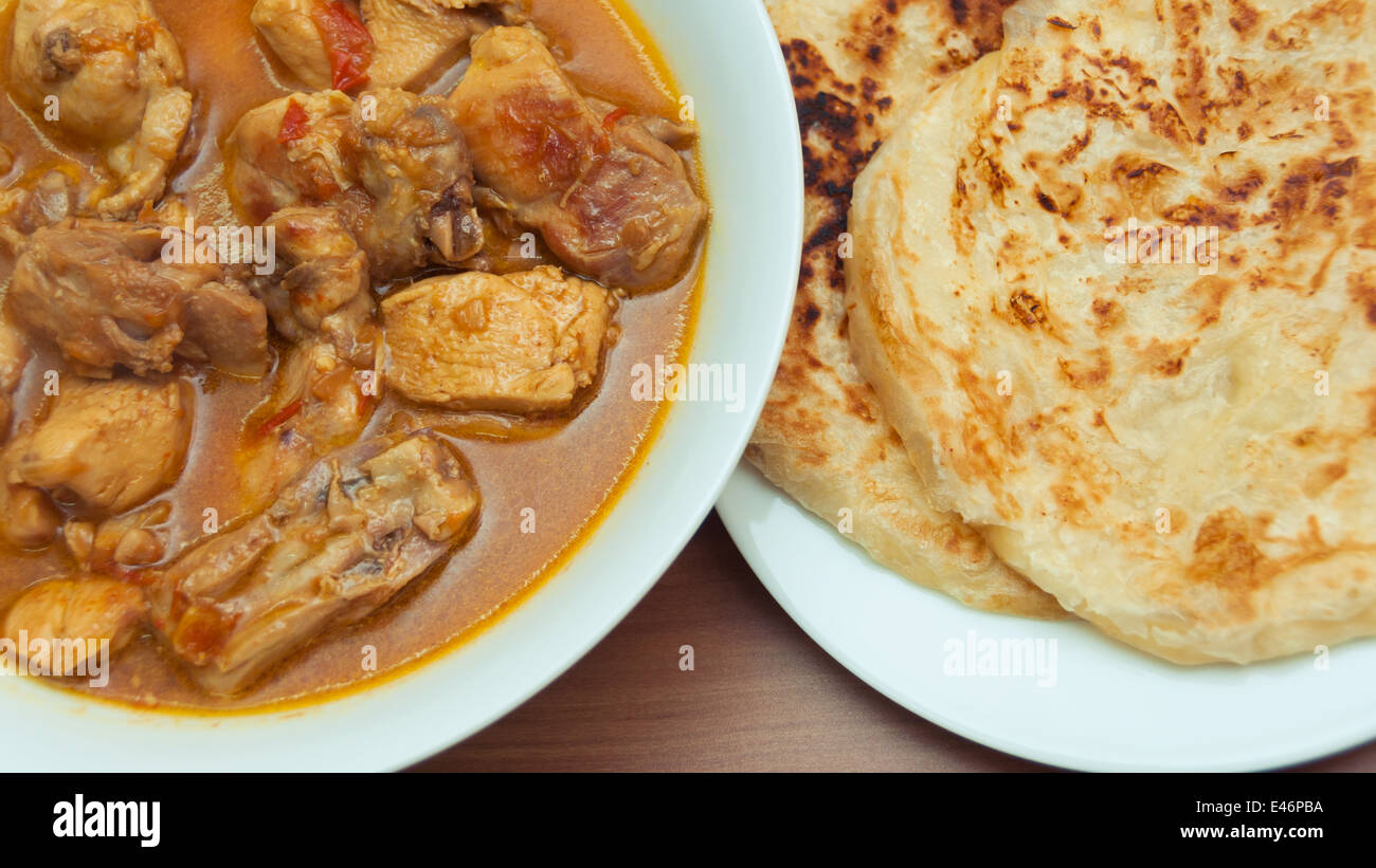 Pollo al curry balti con Paratha Foto Stock
