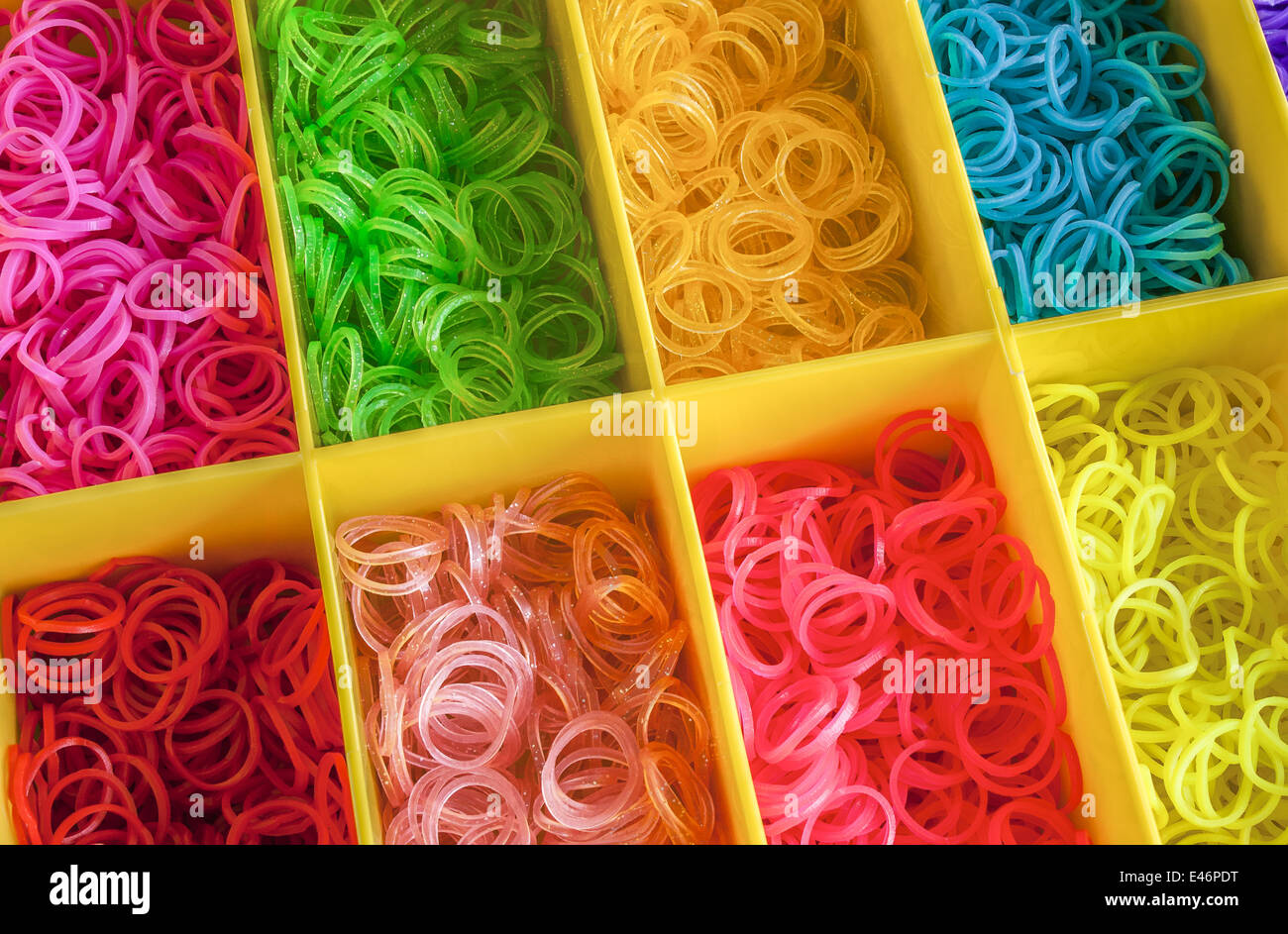 Arcobaleno colorato telaio bande di gomma in una scatola Foto Stock