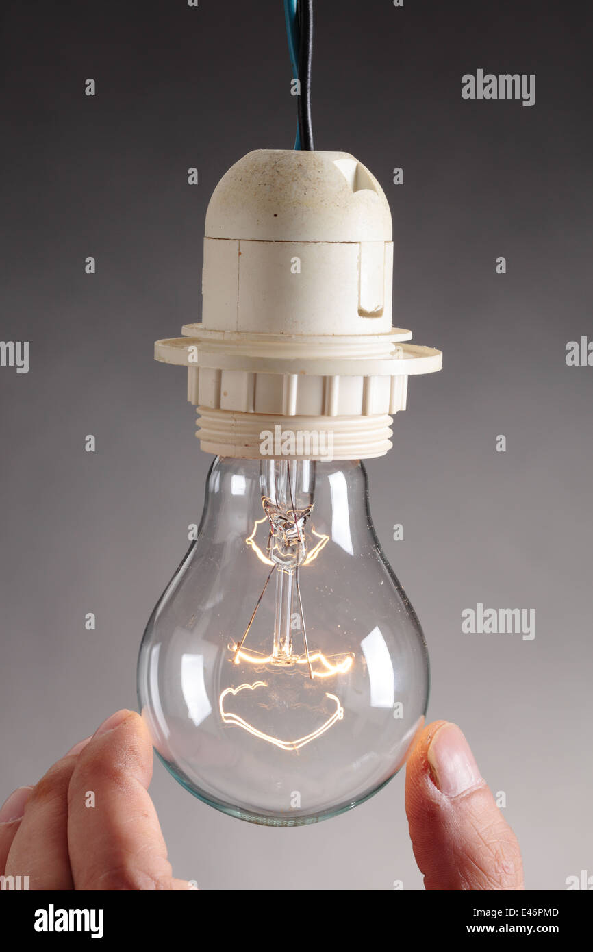 Cambiando una lampadina immagini e fotografie stock ad alta risoluzione -  Alamy