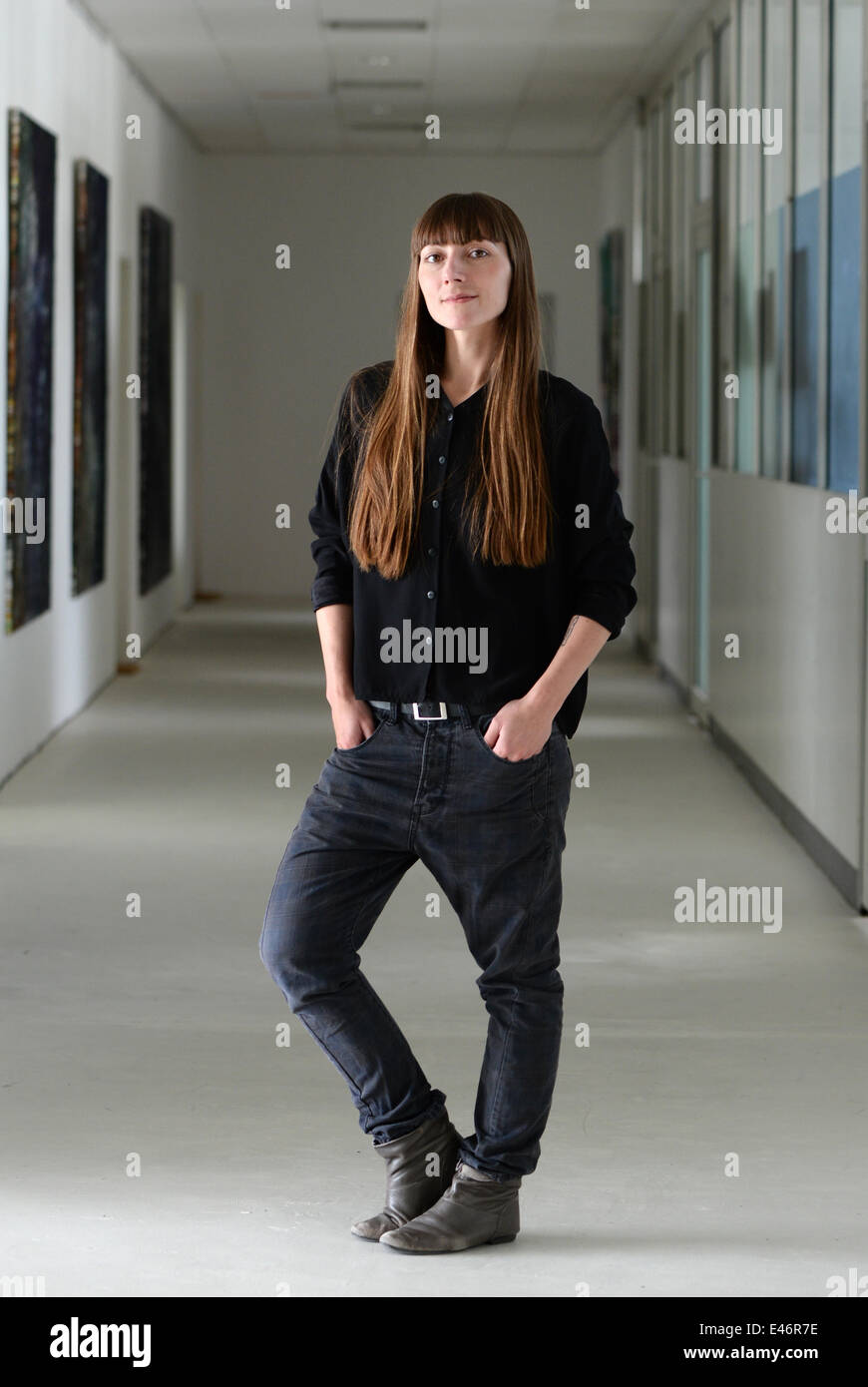 Esclusivo - Polish-German designer Aleks Kurkowski il suo studio a Berlino, Germania, 02 luglio 2014. Lei ha una preferenza per il nero e forte forme geometriche nella sua collezione per uomini e donne e lavora esclusivamente con materiali naturali ed ecologici come la pelle conciata al vegetale, cotone, lana, seta e lino. Aleks Kurkowski nasce in Polonia, cresciuta in Germania e vive a Berlino. La sua ultima collezione verrà mostrato a Berlino, la Mercedes-Benz Fashion Week il 08 luglio 2014. Foto: Jens KALAENE/dpa Foto Stock