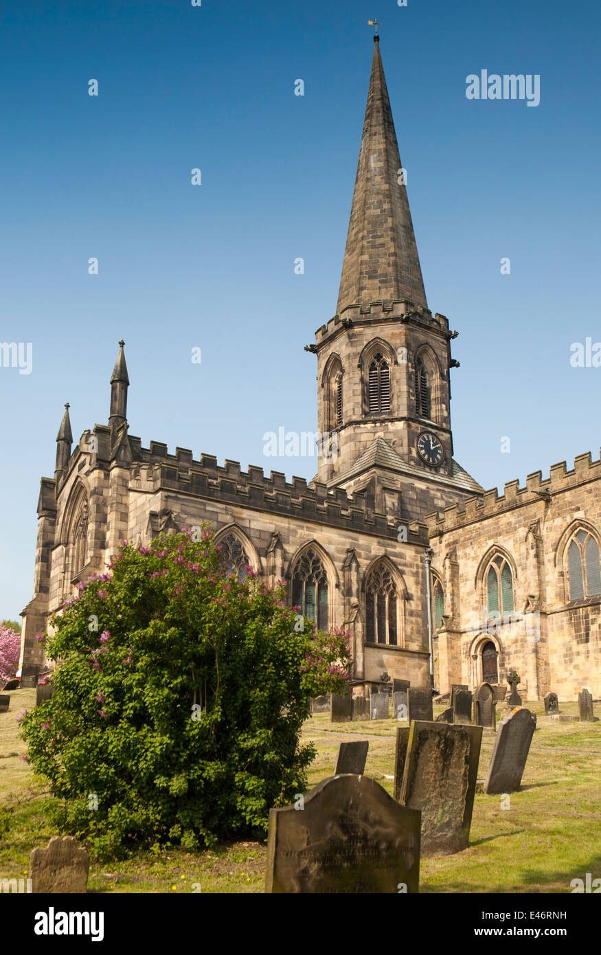 Regno Unito, Derbyshire, Peak District, Bakewell, Chiesa di Tutti i Santi e il sagrato della chiesa Foto Stock