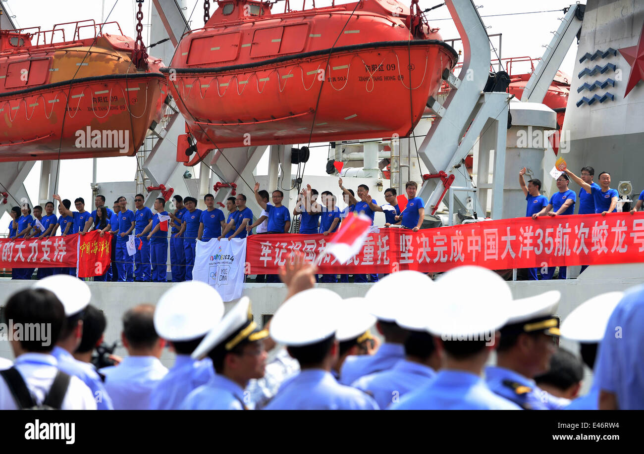 Mawei, cina 4 luglio, 2014. Xiangyanghong 09, portante di Jiaolong, Cina il primo presidiati deep-sea sommergibili, salpa da Fuzhou, capitale del sud-est della Cina di provincia del Fujian, per i sommergibili prima della spedizione la missione nel periodo 2014-2015, 4 luglio 2014. Jiaolong venerdì ha intrapreso una spedizione scientifica nell'Oceano Pacifico. Esso è previsto per un viaggio nel nord-ovest pacifico, durante la quale sarà la ricerca di cobalto-ricca di croste e forme di vita che popolano il fondo del mare. © Xinhua/Alamy Live News Foto Stock