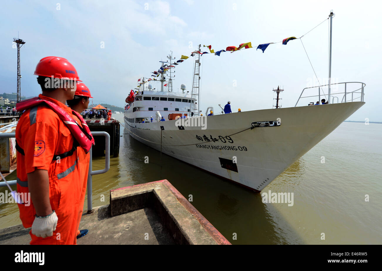 Mawei, cina 4 luglio, 2014. Xiangyanghong 09, portante di Jiaolong, Cina il primo presidiati deep-sea sommergibili, salpa da Fuzhou, capitale del sud-est della Cina di provincia del Fujian, per i sommergibili prima della spedizione la missione nel periodo 2014-2015, 4 luglio 2014. Jiaolong venerdì ha intrapreso una spedizione scientifica nell'Oceano Pacifico. Esso è previsto per un viaggio nel nord-ovest pacifico, durante la quale sarà la ricerca di cobalto-ricca di croste e forme di vita che popolano il fondo del mare. © Xinhua/Alamy Live News Foto Stock