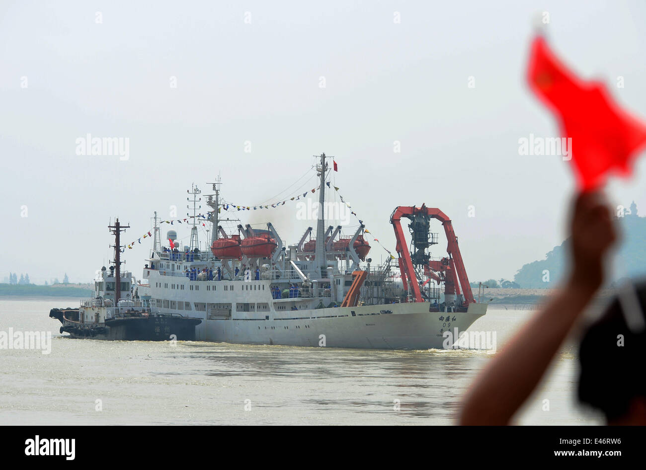 Mawei, cina 4 luglio, 2014. Xiangyanghong 09, portante di Jiaolong, Cina il primo presidiati deep-sea sommergibili, salpa da Fuzhou, capitale del sud-est della Cina di provincia del Fujian, per i sommergibili prima della spedizione la missione nel periodo 2014-2015, 4 luglio 2014. Jiaolong venerdì ha intrapreso una spedizione scientifica nell'Oceano Pacifico. Esso è previsto per un viaggio nel nord-ovest pacifico, durante la quale sarà la ricerca di cobalto-ricca di croste e forme di vita che popolano il fondo del mare. © Xinhua/Alamy Live News Foto Stock