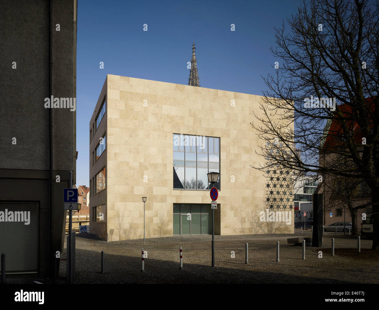 Synagogue am Weinhof, Ulm, Germania. Architetto: kister scheithauer architetti lordo, 2012. Vista su tutta la piazza Weinhof. Foto Stock