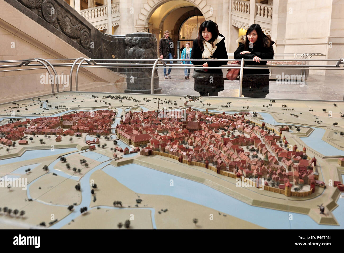 Hannover, Germania, i turisti guardano un modello della città di Hannover in 1689 Foto Stock