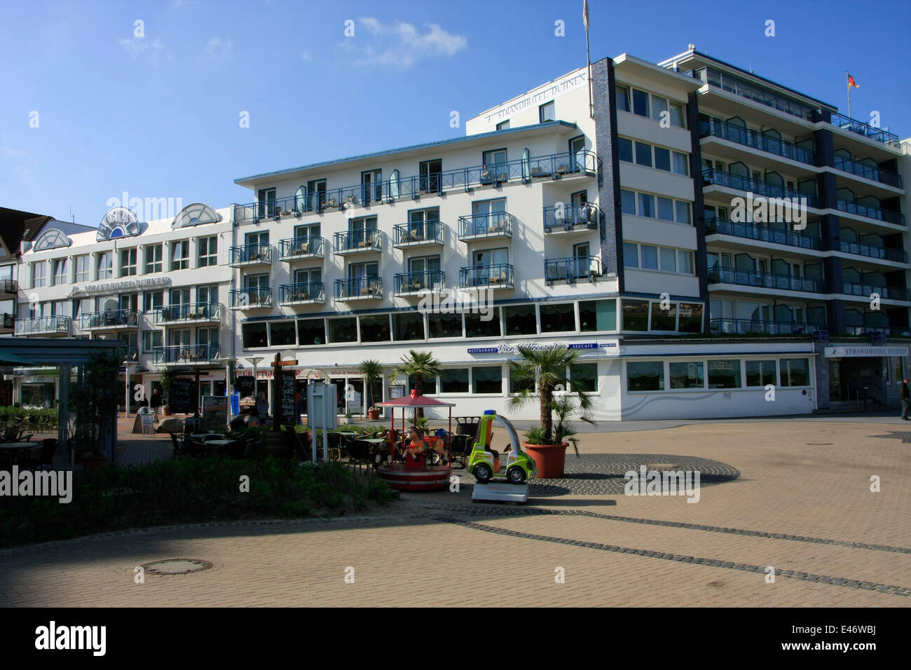 Il Duhner Strandstraße (spiaggia-street), qual è fiancheggiata da alberghi, ristoranti e negozi. Duhnen è un distretto di Cuxhaven. Foto: Klaus Nowottnick Data: 11 Maggio 2013 Foto Stock