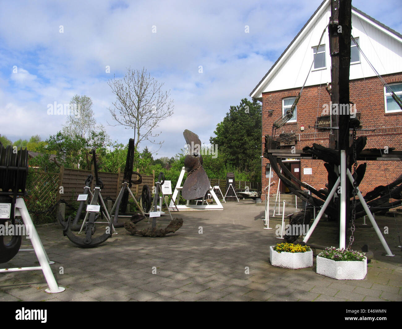 Das Wrackmuseum in der Dorfstr. 80, 27476 Cuxhaven erzählen die ausgestellten Fundstücke von den dramatischen Situationen die sich auf vedere abspielten, von menschlichen Schicksalen und dem schwierigen und gefährlichen lavoro Seenotretter der und Bergungsmannschaften. Das Wrackmuseum verdeutlicht auf eindrucksvolle Weise, era sich unter dem sabbia der Nordsee un interessanten Zeugen der Geschichte verbirgt. Die Deutsche Bucht ist nicht nur eine der am stärksten frequentierten Wasserstraßen der Welt sondern gleichzeitig auch ein riesiger Schiffsfriedhof. Viele Schiffe kenterten im Sturm, wurden ein op Foto Stock