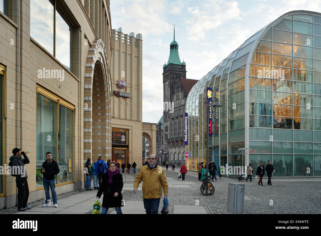 Chemnitz, Germania con il pedone Galerie Roter Turm e Municipio ...