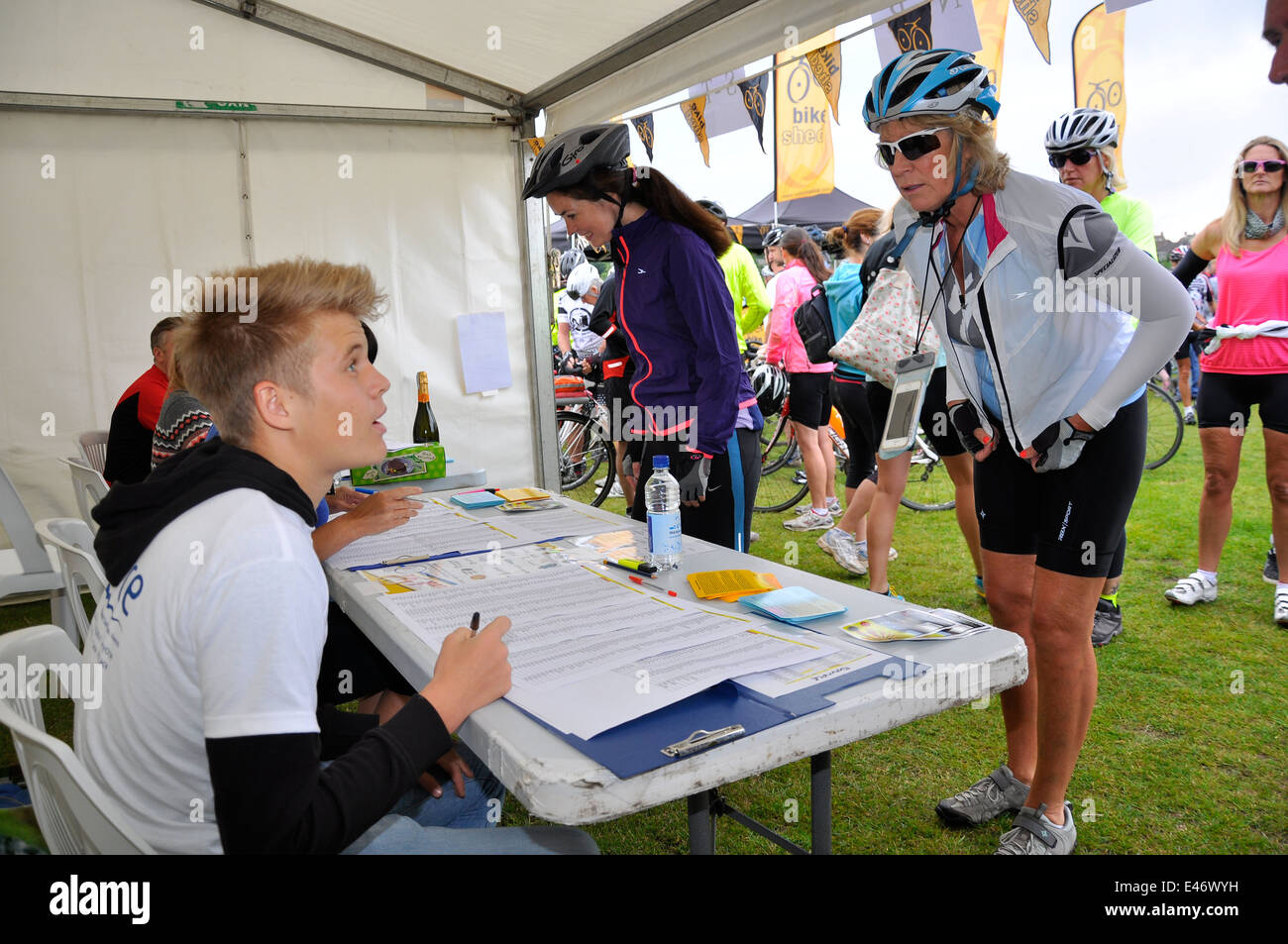 I ciclisti la registrazione per partecipare a un ciclo di attività sportiva la partecipazione di massa sfida ride. Foto Stock