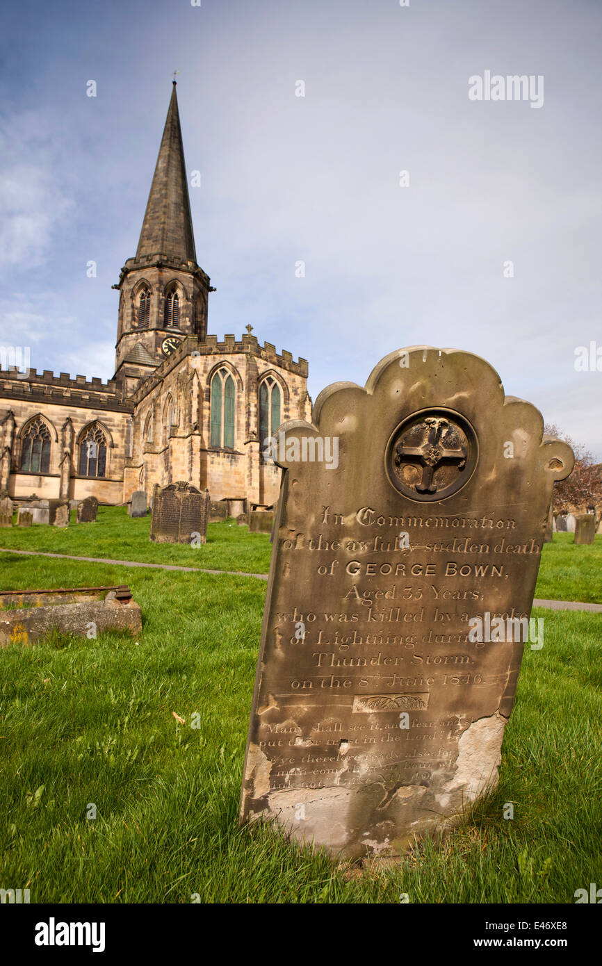 Regno Unito, Derbyshire, Peak District, Bakewell, Chiesa di Tutti i Santi, tomba di George Bown, ucciso da colpo di fulmine Foto Stock