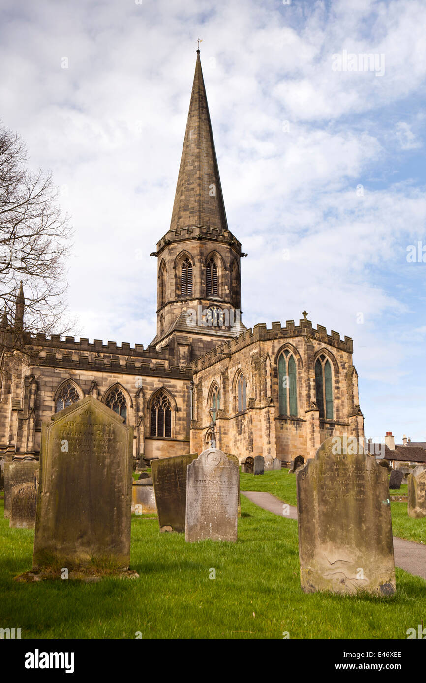 Regno Unito, Derbyshire, Peak District, Bakewell, Chiesa di Tutti i Santi e il sagrato della chiesa Foto Stock