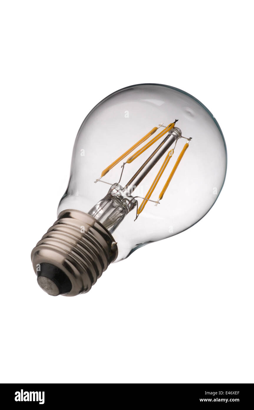 Led elettrico lampadina con E 27 socket sono visti sullo sfondo bianco. Foto Stock