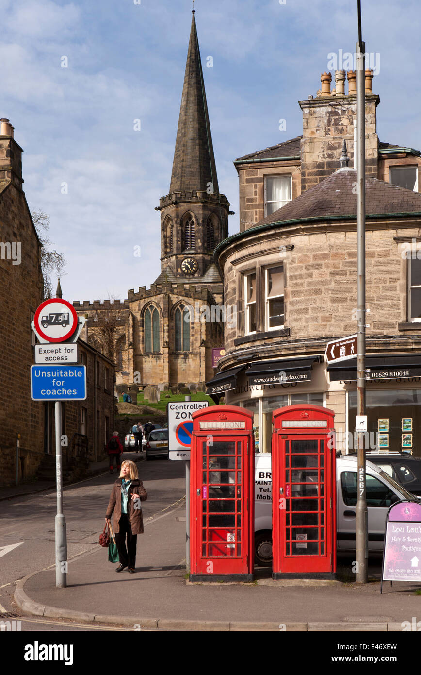 Regno Unito, Derbyshire, Peak District, Bakewell, Chiesa di tutti i santi la guglia sopra la città di telefono del centro di caselle Foto Stock