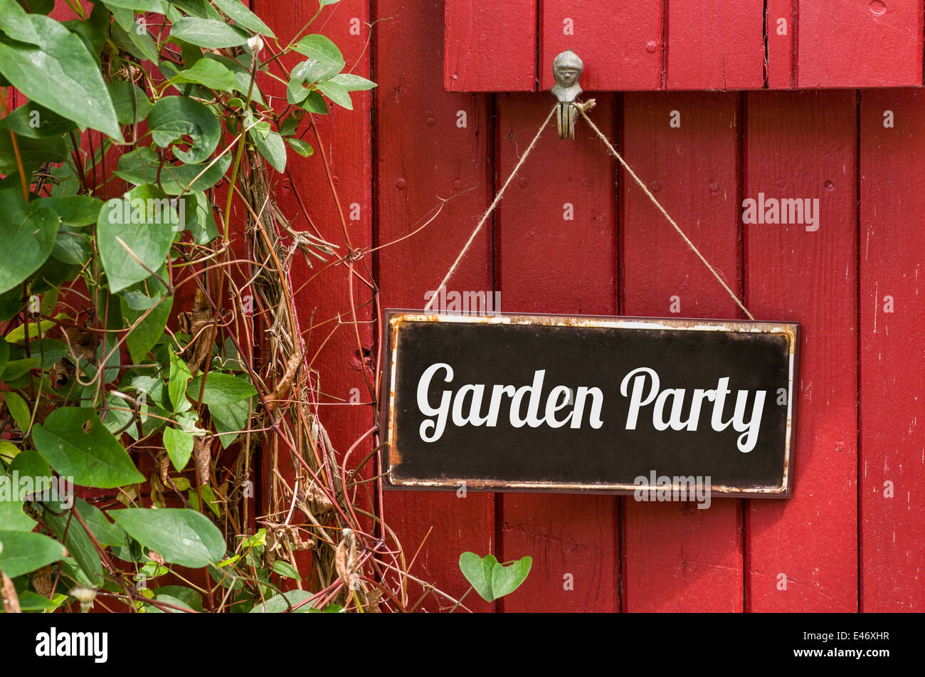 Il vecchio segno di metallo con la scritta party in giardino Foto Stock