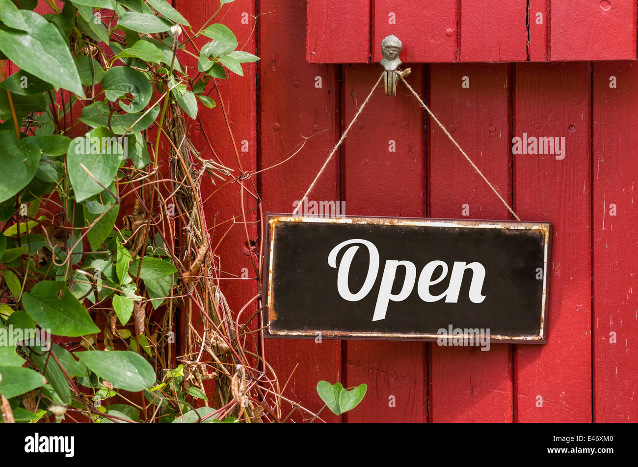 Il vecchio segno di metallo con la scritta Open Foto Stock