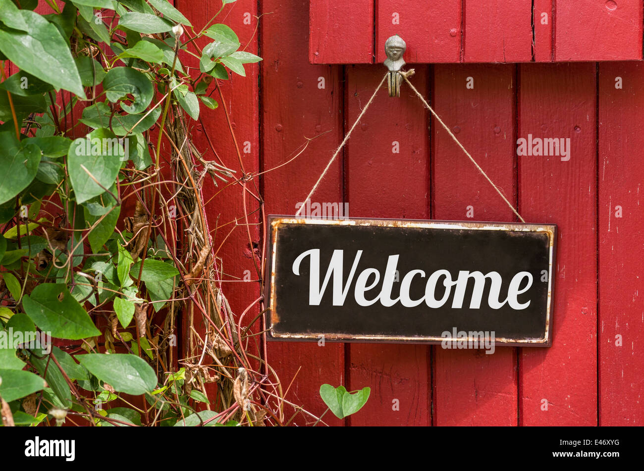 Il vecchio segno di metallo con la scritta Benvenuti Foto Stock