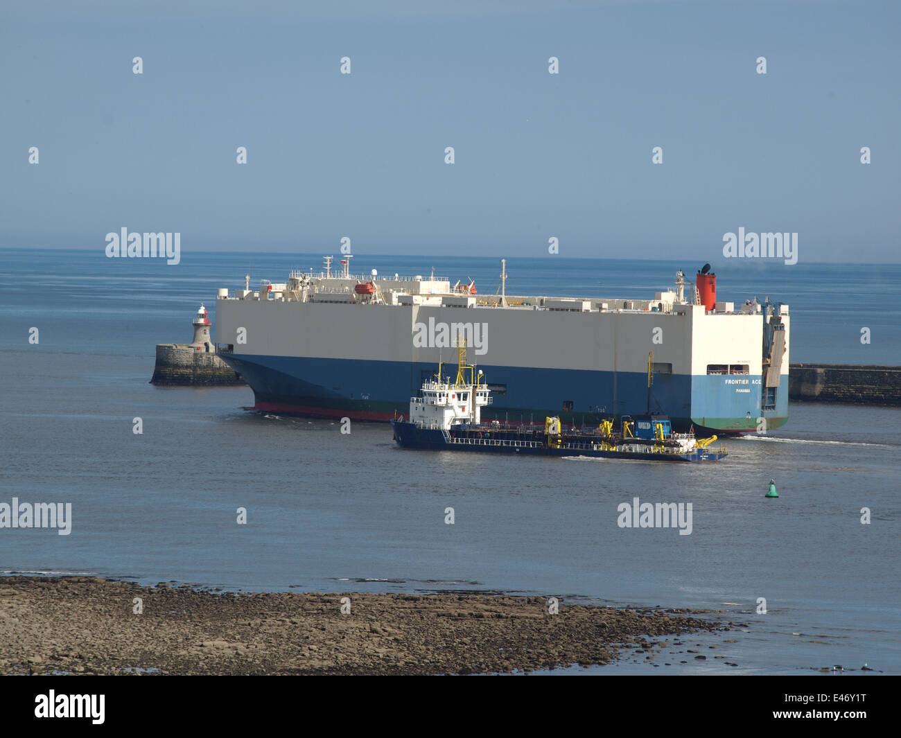 Il 52276tonnellate Matsui-OSK Lines di "frontiera" Ace navigando attraverso l'entrata del fiume Tyne presso il molo di testa. Foto Stock