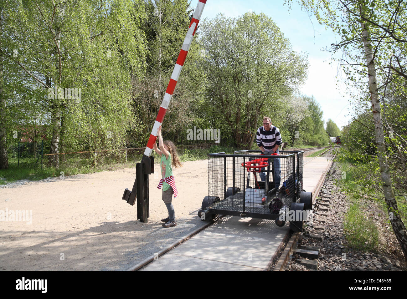 Ratzeburg, Germania, turisti in viaggio da handcar per motivi di esperienza Ratzeburg Foto Stock