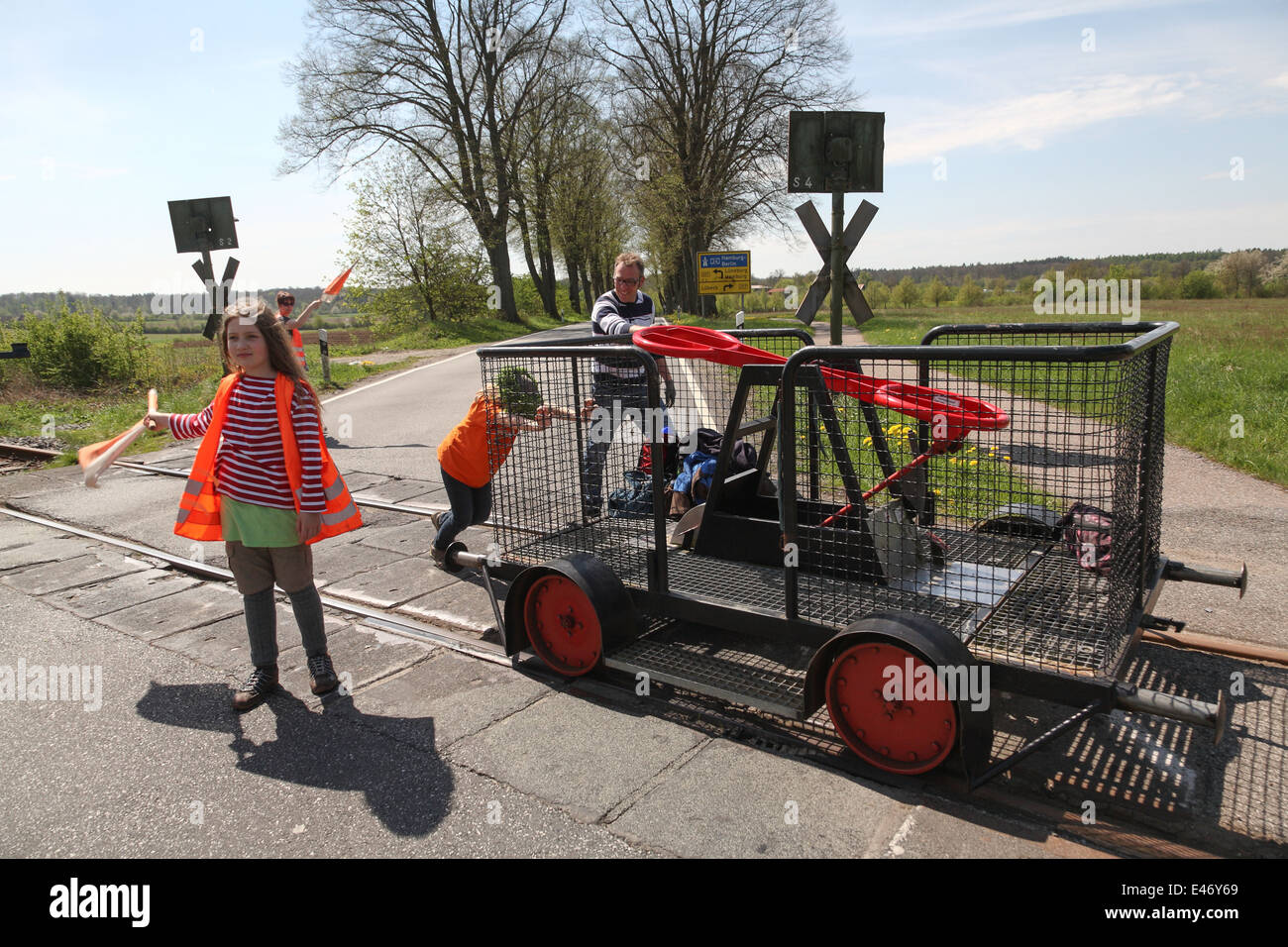 Ratzeburg, Germania, turisti in viaggio da handcar per motivi di esperienza Ratzeburg Foto Stock