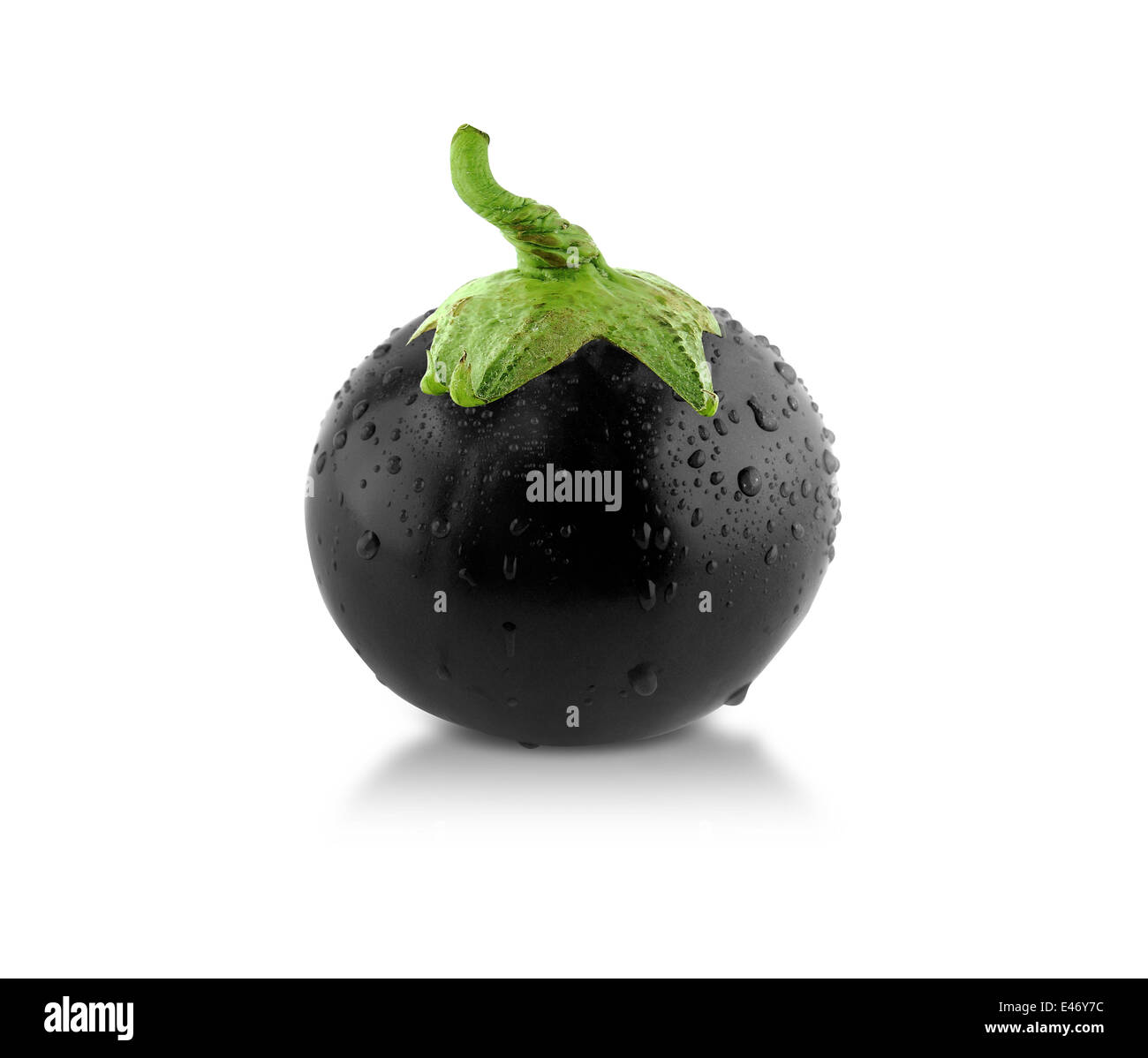 Nero melanzana sferica! Con gocce d'acqua, concetto creativo, qualcosa di diverso. Foto Stock