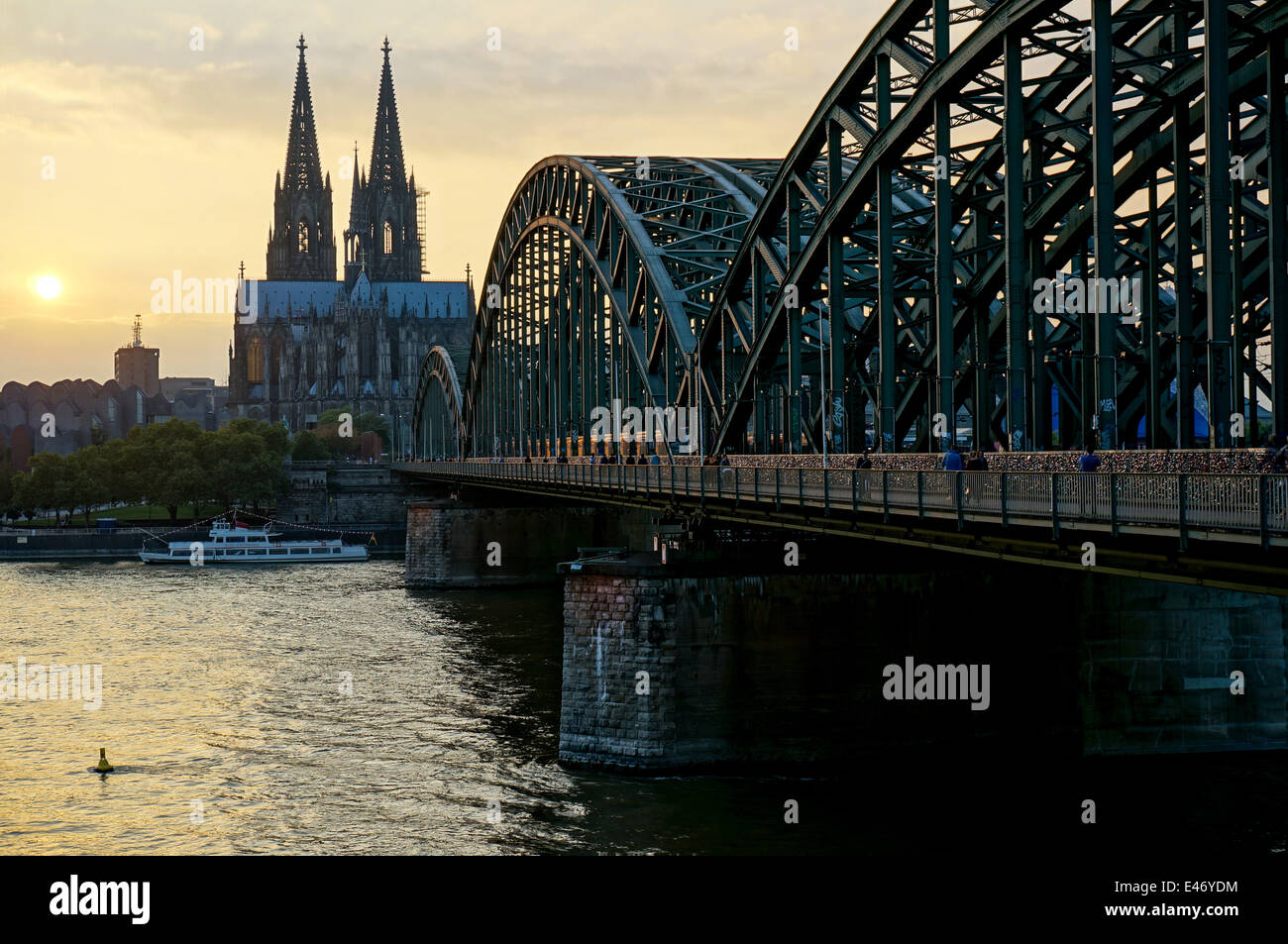 Germania: Hohenzollern ponte con la cattedrale di Colonia. Foto dal 23 settembre 2013. Foto Stock