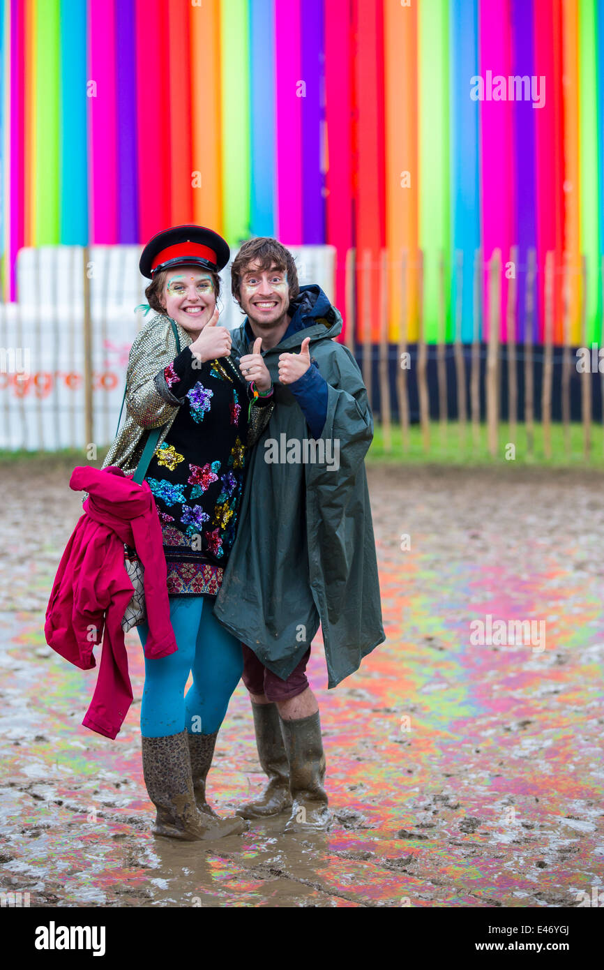 Felice nonostante la pioggia da Park stadio a Glastonbury Festival 2014 Foto Stock