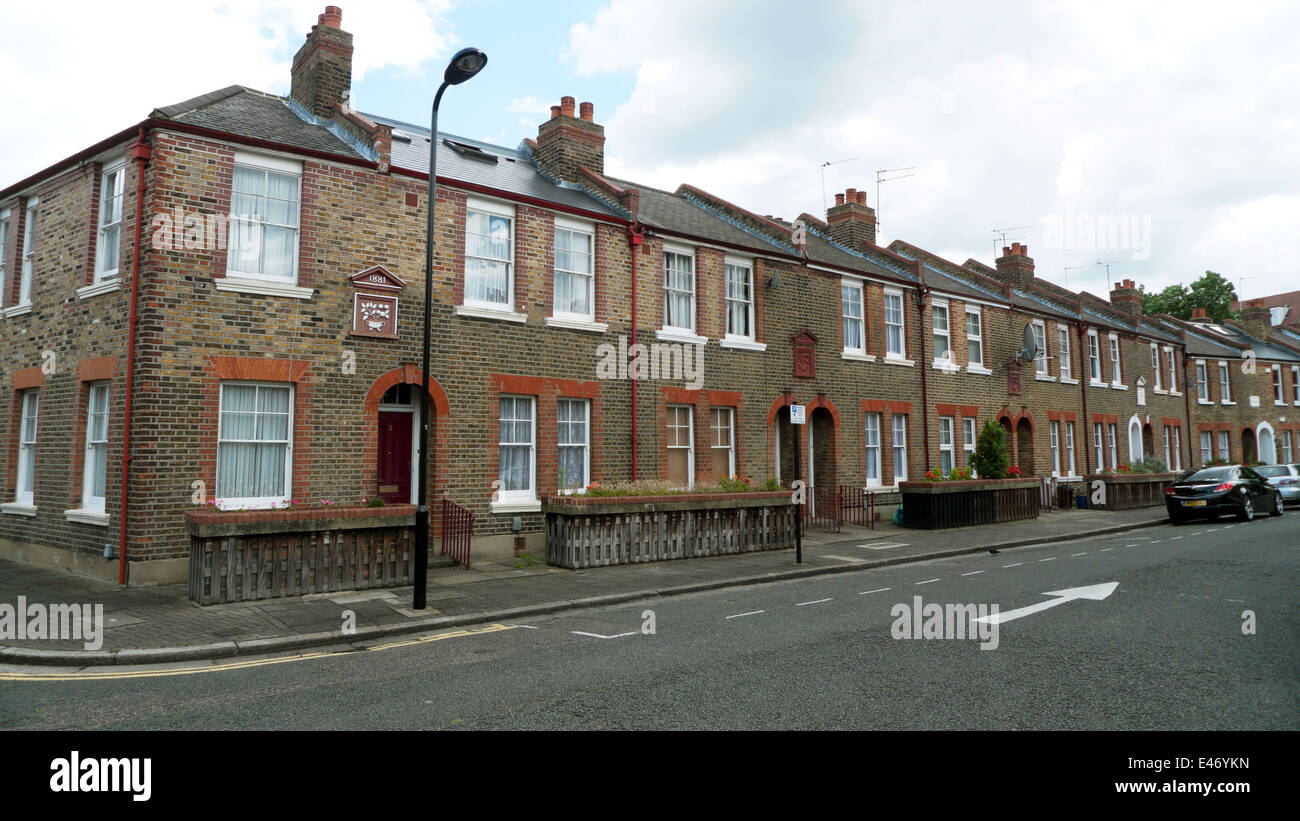 Fila di case a schiera su pesce persico Street off Shacklewell Lane in Dalston Borough of Hackney East London E8 Inghilterra UK KATHY DEWITT Foto Stock