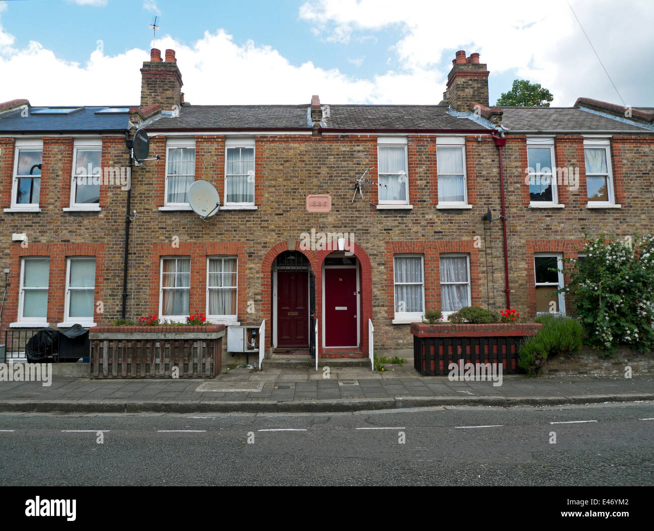 Fila di case a schiera 19thC in Perch Street al largo di Shacklewell Lane nel quartiere Dalston di Hackney East London E8 England UK KATHY DEWITT Foto Stock