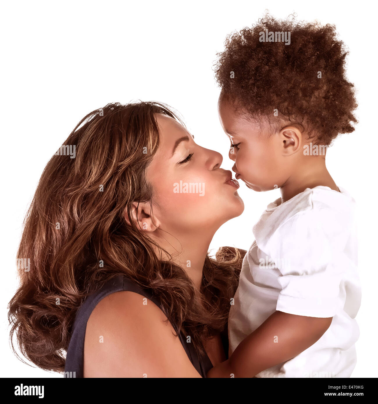 Ritratto di Allegro madre kissing baby, studio shot, felice della maternità, bella famiglia africana, di felicità e di amore concetto Foto Stock