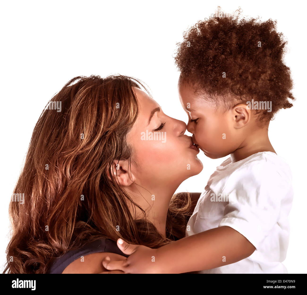 Ritratto di Allegro madre kissing baby, studio shot, felice della maternità, bella famiglia africana, di felicità e di amore concetto Foto Stock