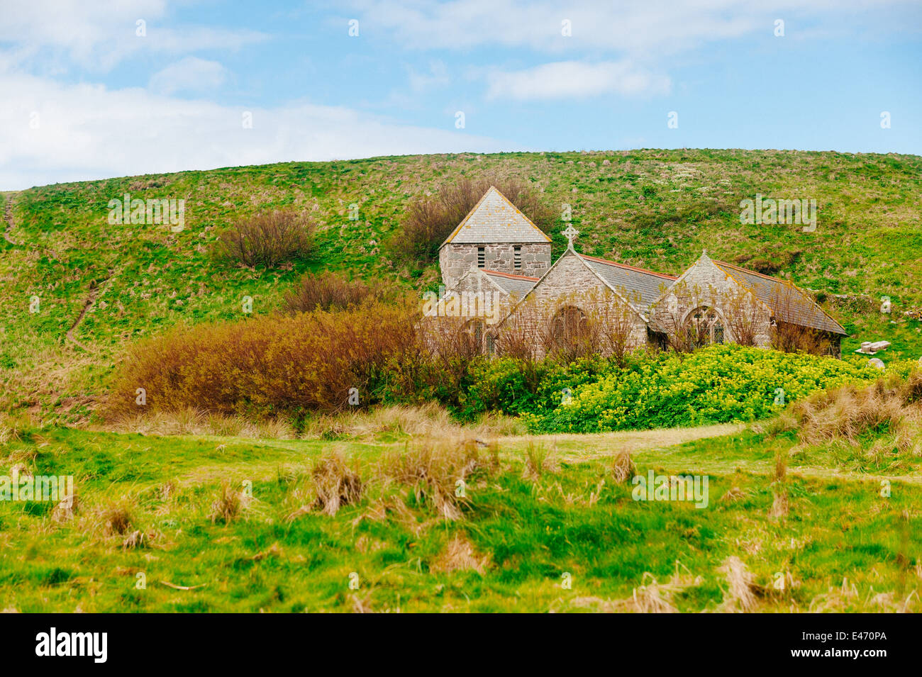 Chiesa Gunwalloe Cove in Cornovaglia. Una piccola chiesa insieme a pochi metri dalla spiaggia, utilizzato per numerose produzioni di film e programmi televisivi Foto Stock