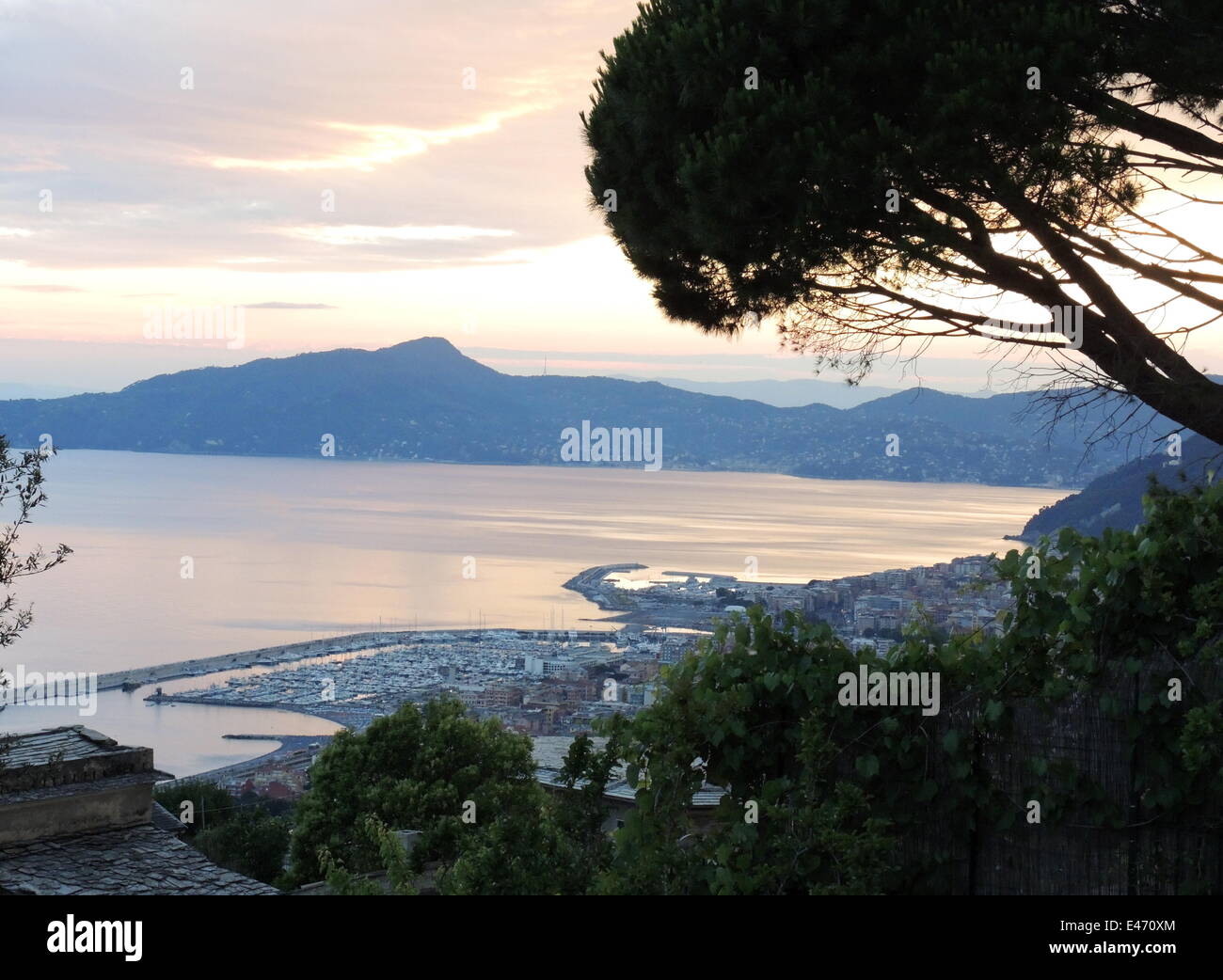 La vista della baia di Rapallo con la città ligure Lavagna e Chiavari, in  primo piano e il Monte de Portofino, in background Foto stock - Alamy