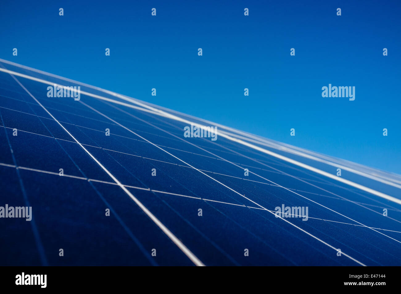 Pannelli fotovoltaici in una fattoria di energia solare in Cornovaglia che sfrutta l'energia solare e fornisce energia verde e rinnovabile Foto Stock