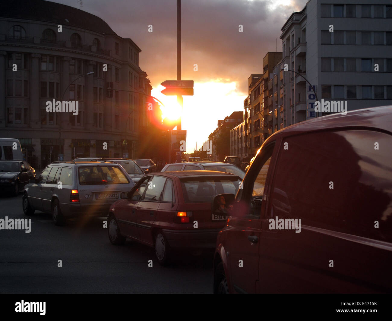 Berlino, Germania, marmellata al posto di un ponte aereo al tramonto Foto Stock