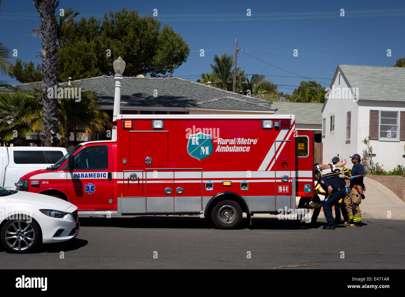 I paramedici mettendo un uomo su una barella in un ambulanza, nel marzo 2014. Foto Stock