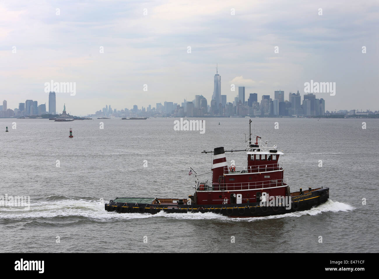 New York, Stati Uniti d'America, barca contro lo skyline di Manhattan lungo il fiume Hudson Foto Stock