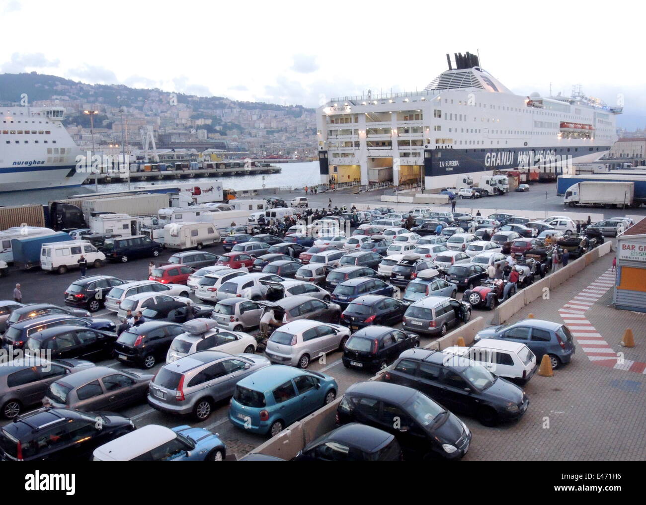 Punteggi delle automobili in attesa nel porto di Genova per le operazioni di  imbarco sul traghetto 'La superba' italiana di Ferryline 'Grandi Navi Veloci'  in Sicilia, il 23 maggio 2014 Foto stock - Alamy