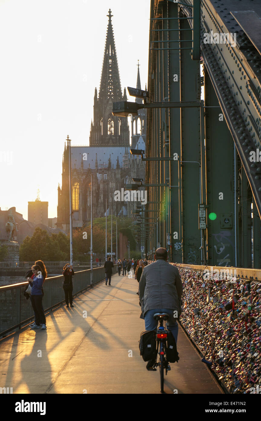 Germania: Hohenzollern ponte con la cattedrale di Colonia. Foto dal 23 settembre 2013. Foto Stock
