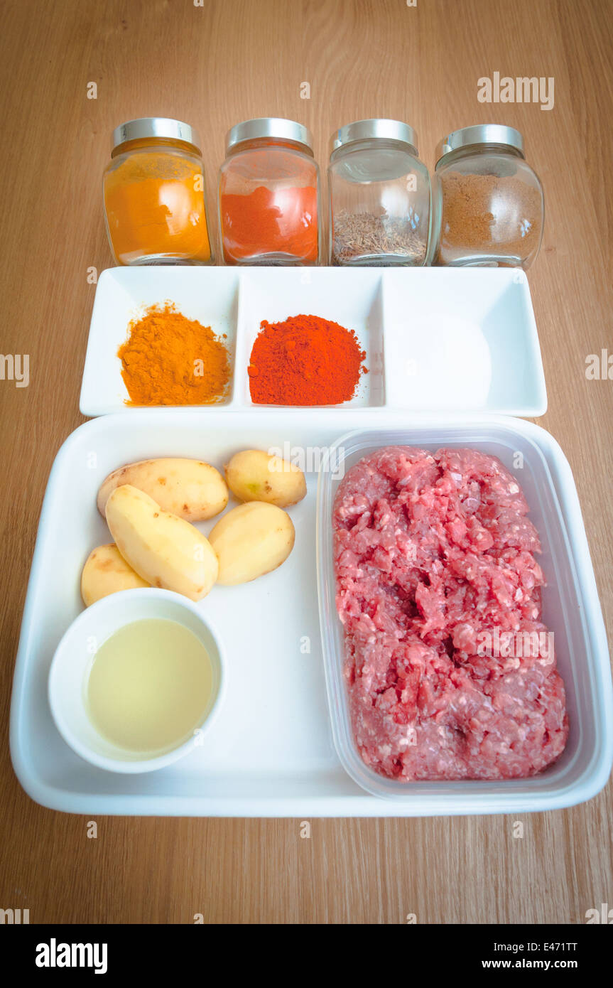 Ingredienti di carni macinate di patate cucina indiana Foto Stock