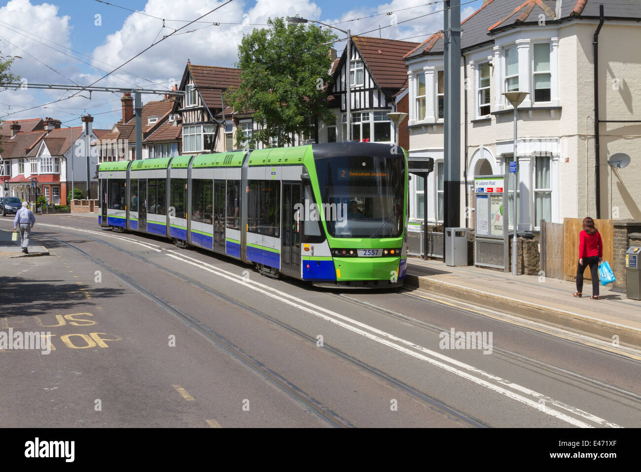 Croydon Tramlink tram n. 2557 sulla strada Addiscombe Croydon il 10 giugno 2014 Foto Stock