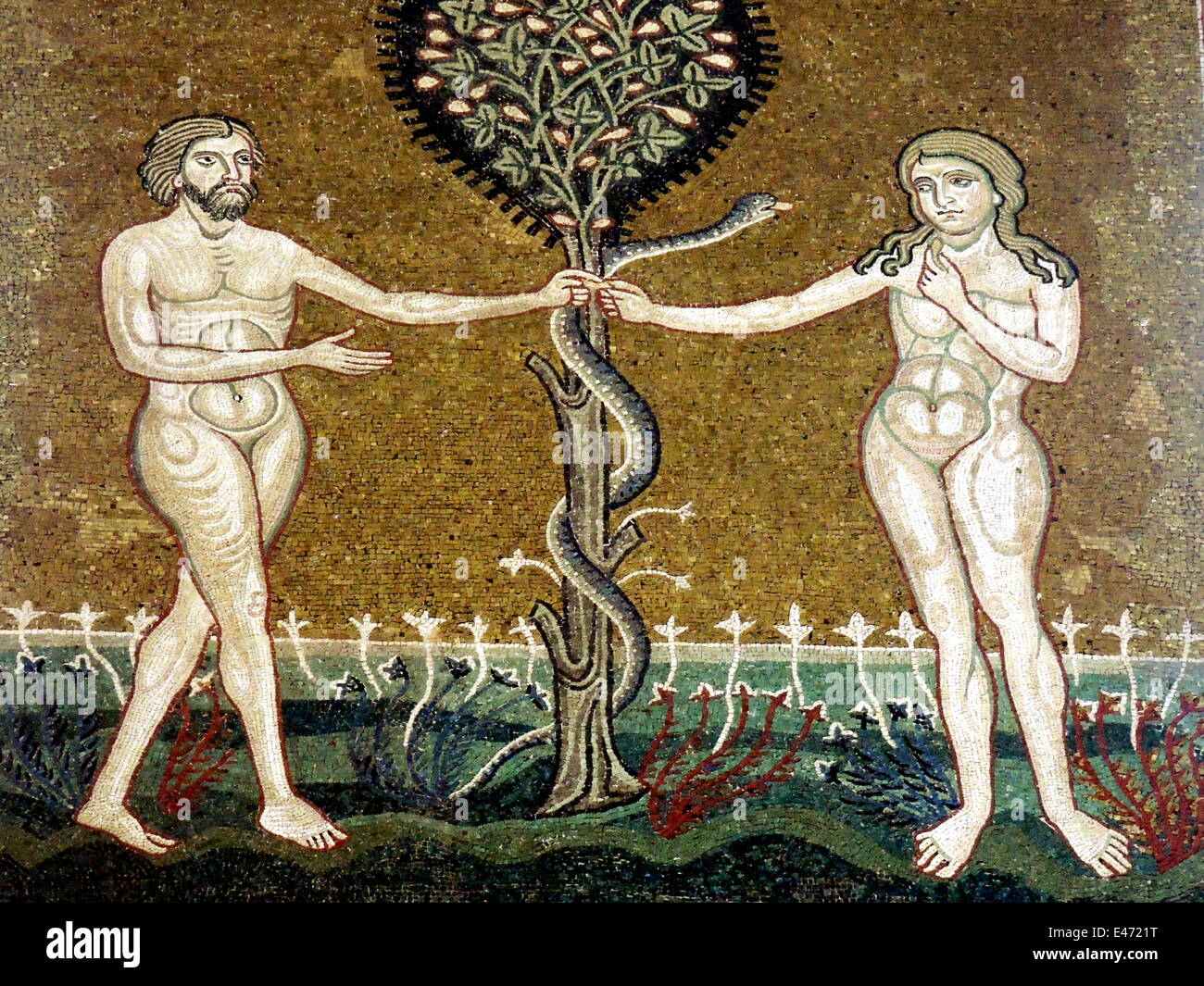 Mosaico la figura di Adamo ed Eva nella parte anteriore dell'albero della conoscenza nel Duomo normanno di Monreale (Sicilia). La foto è stata scattata il 25 maggio 2014. Foto Stock