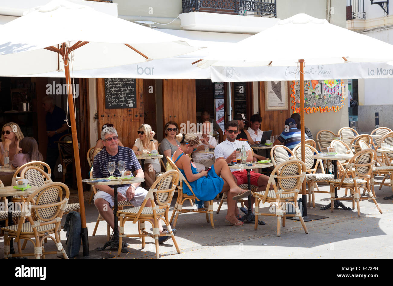 Cafe 'Croissant Show' su Plaça de la Constitucio nella zona vecchia di Ibiza - Ibiza, Spagna Foto Stock