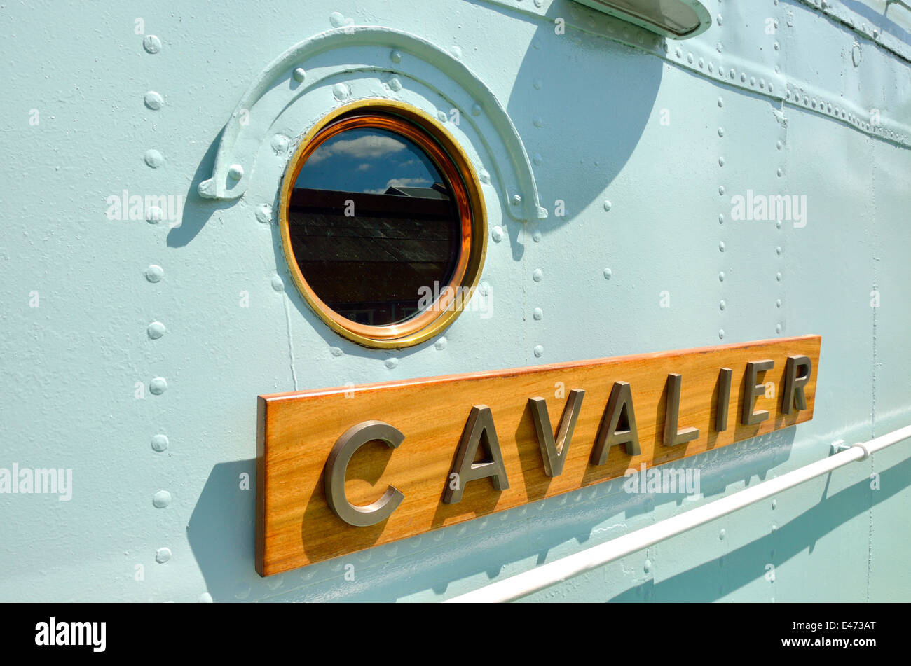 Chatham, Kent, Inghilterra. Chatham Historic Dockyard. HMS Cavalier (1944) distruttore - il nome della nave e oblò Foto Stock