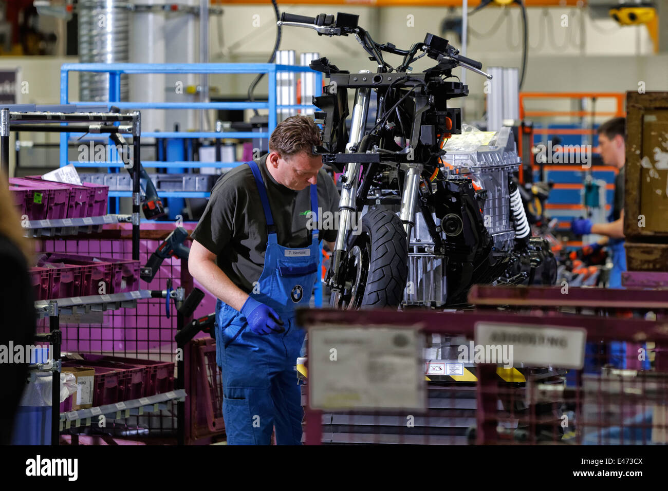 Berlino, Germania, dipendenti presso l'assemblaggio finale della BMW C evoluzione Foto Stock