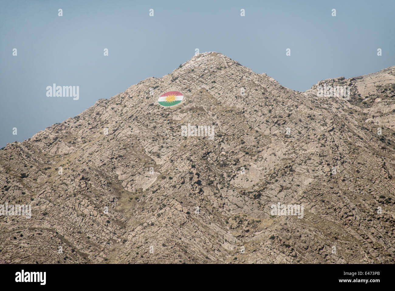 Una bandiera curda è incorporato su una cima che si affaccia sulla città di Duhok, Ninevah Provincia, Kurdistan iracheno, 6 giugno 2014 Foto Stock