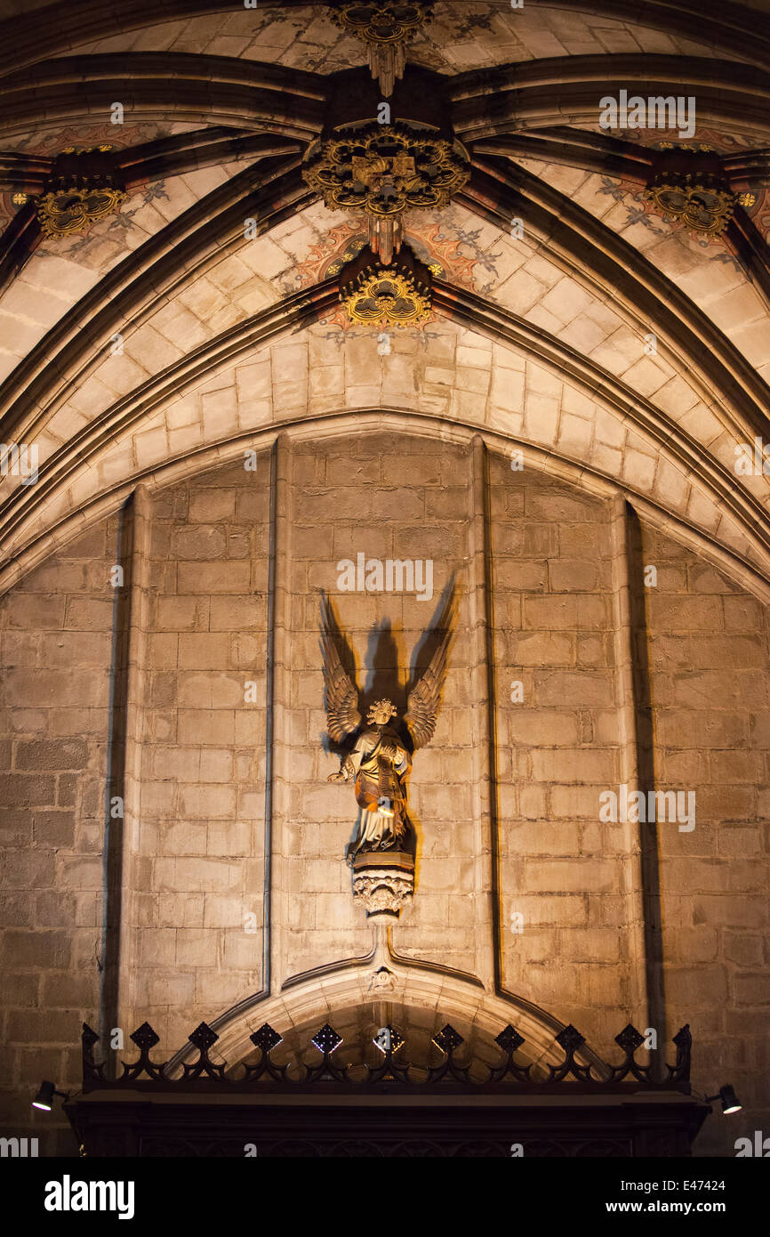 Angelo statua e soffitto a volta nella cattedrale di Barcellona in Catalogna, Spagna. Foto Stock