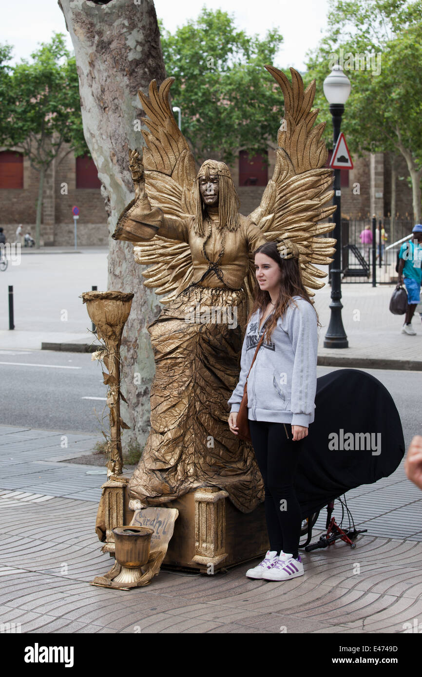 Street artista mime come un angelo con ragazza, eseguire sulla Rambla di Barcellona, in Catalogna, Spagna. Foto Stock