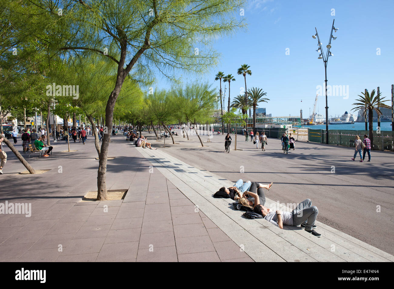 Ampia passeggiata asfaltata lungo Port Vell di Barcellona, in Catalogna, Spagna. Foto Stock